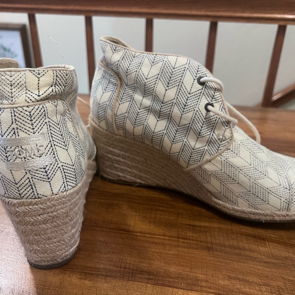 Toms size 9.5 3” wedge - worn very little